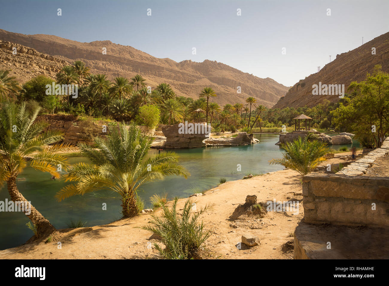 Erstaunliche See und Oase mit Palmen (Wadi Bani Khalid) in die OMANISCHE Wüste Stockfoto
