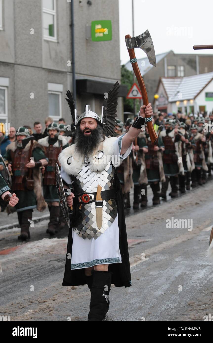 Die 2019 Up Helly Aa Fire Festival in Lerwick Shetland im Januar findet jedes Jahr unter der Leitung des Guizer Jarl seine Viking Bordküche und seine Gruppe Stockfoto