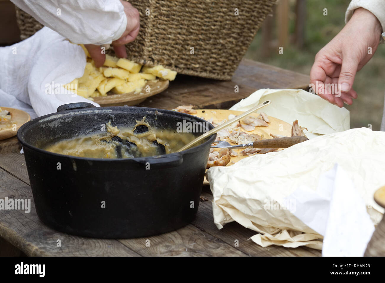 Die Fütterung der Armeen, die in den mittelalterlichen Zeiten Stockfoto