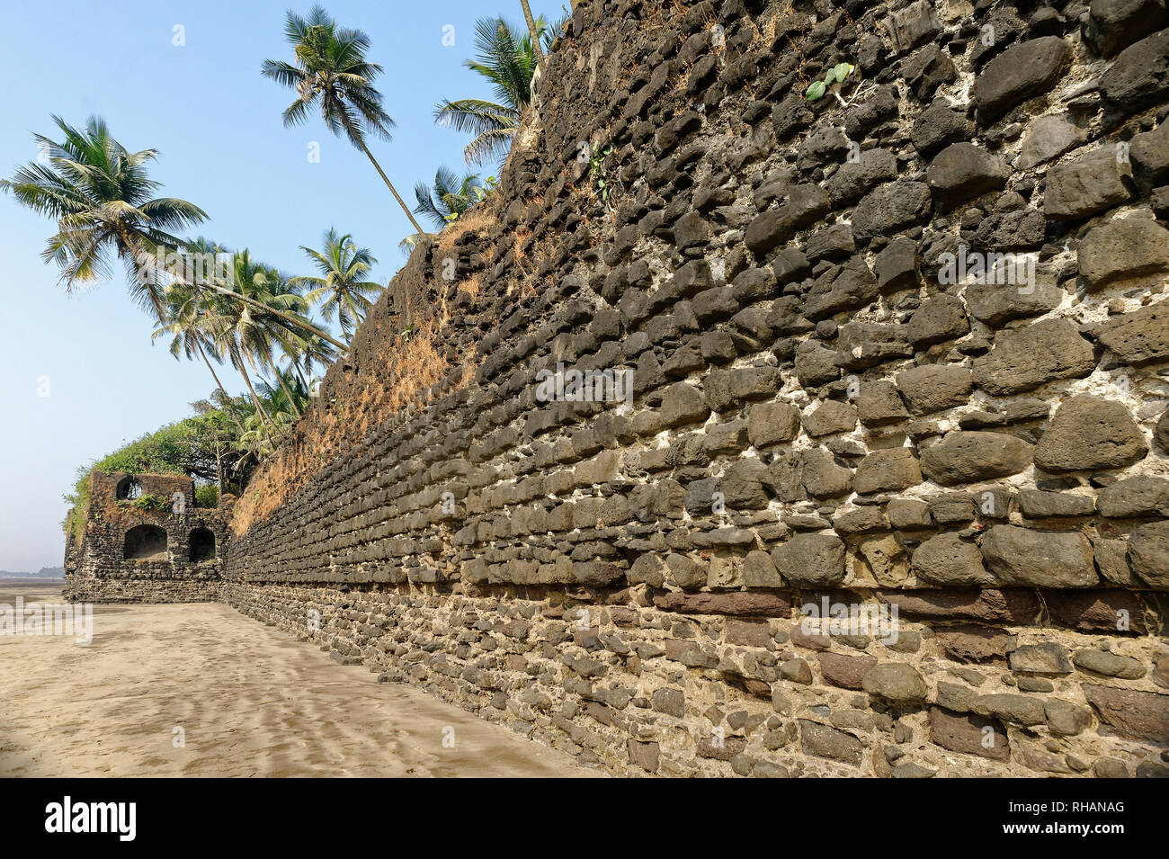 Fort Revdandas große Wand mit Blick auf Meer in der Nähe von alibag Maharashtra Indien Stockfoto