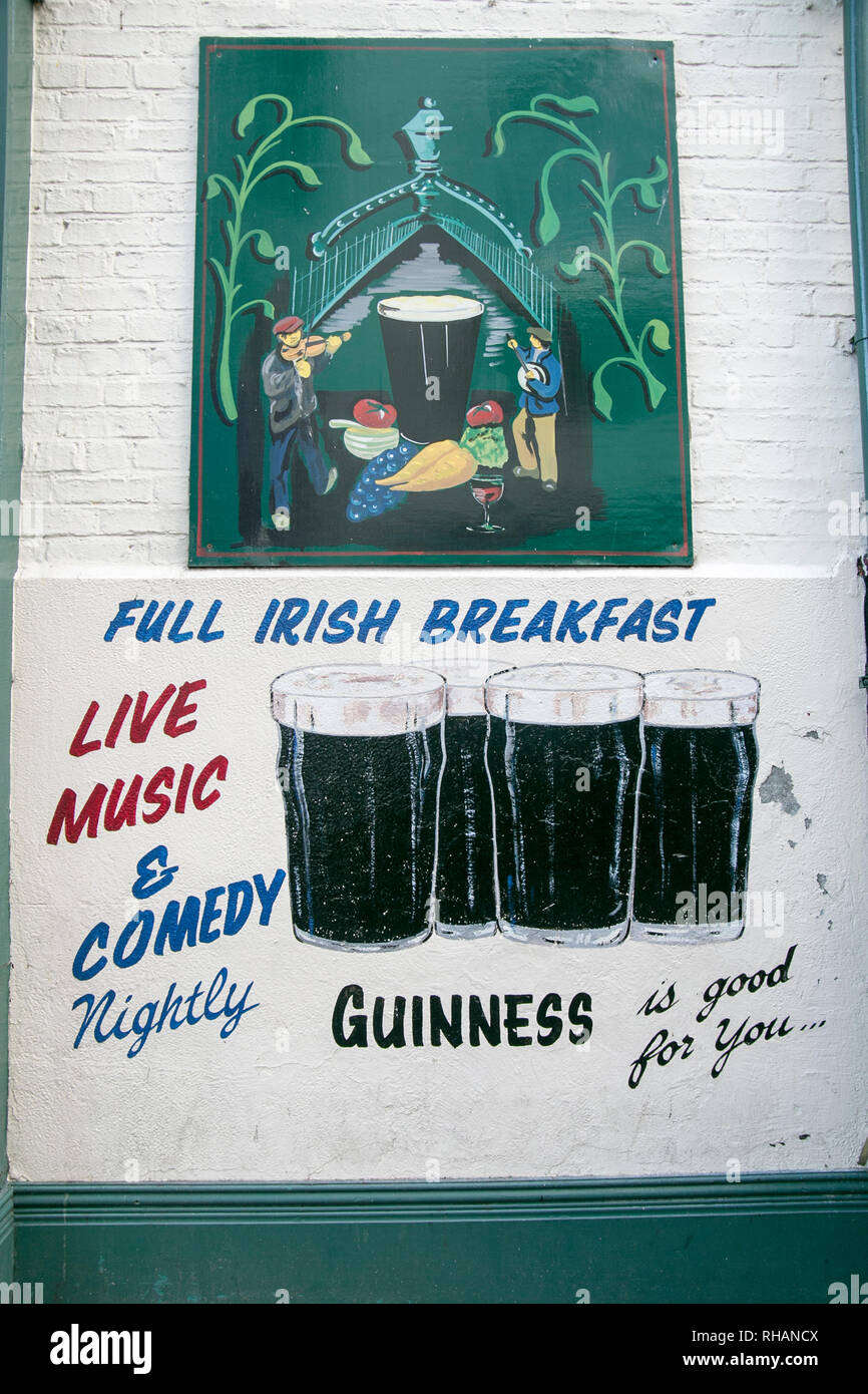 Guinness ist gut für Sie Wand malen Werbung Werbung ein irisches Frühstück Live Musik und Comedy in Temple Bar Dublin Irland Stockfoto