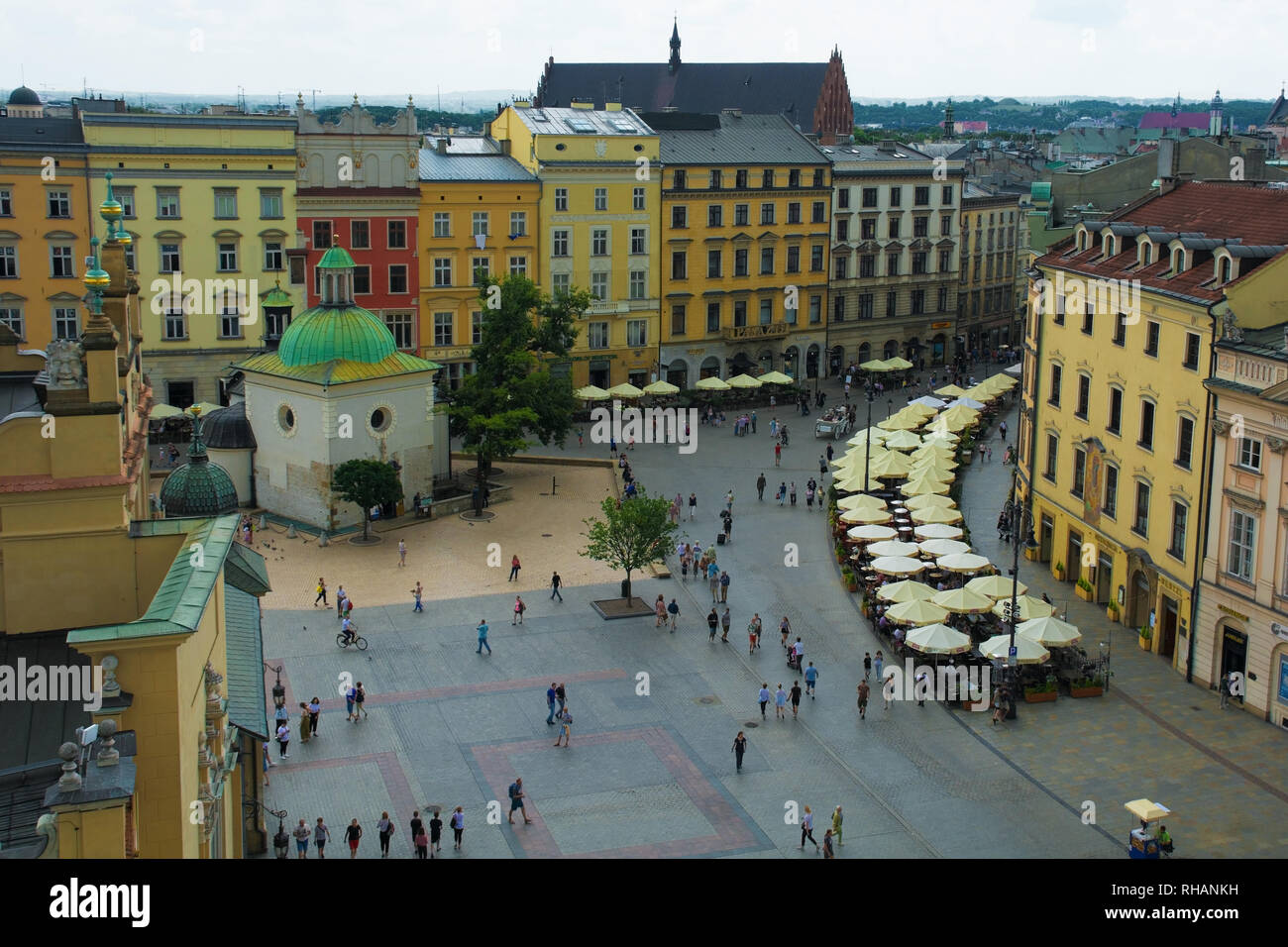 Krakau, Polen - 9. Juli 2018. Die historische Rynek Glowny Square in der alten Stadt Krakau vom Rathausturm gesehen Stockfoto