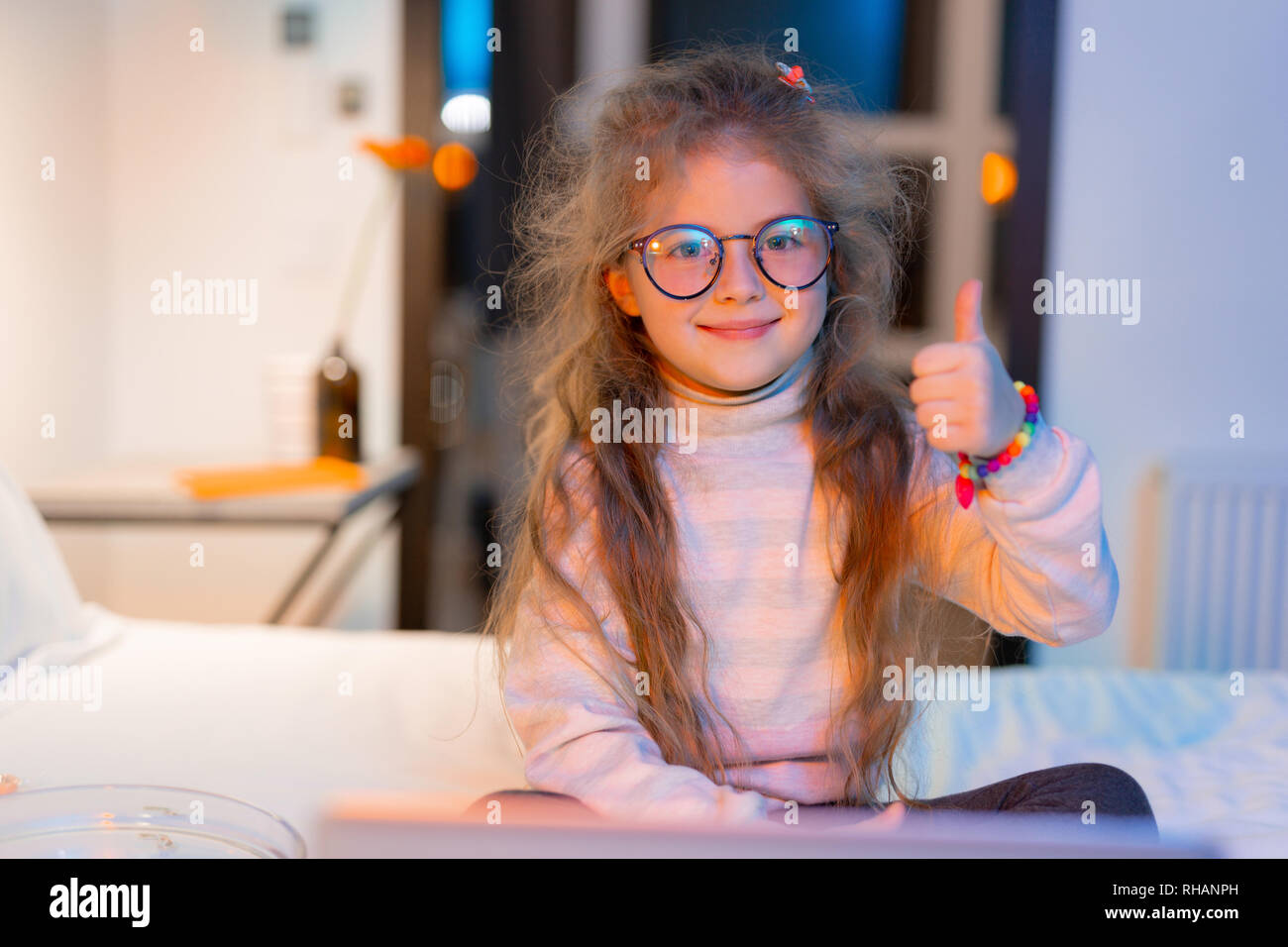 Süße langhaarige Mädchen in großen Brillen Gefühl herrlich Stockfoto