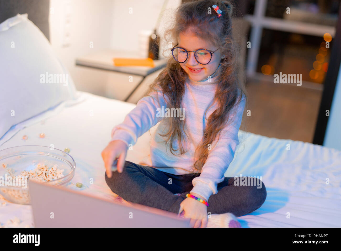 Süße langhaarige Mädchen in großen Brillen einen Film ansehen Stockfoto