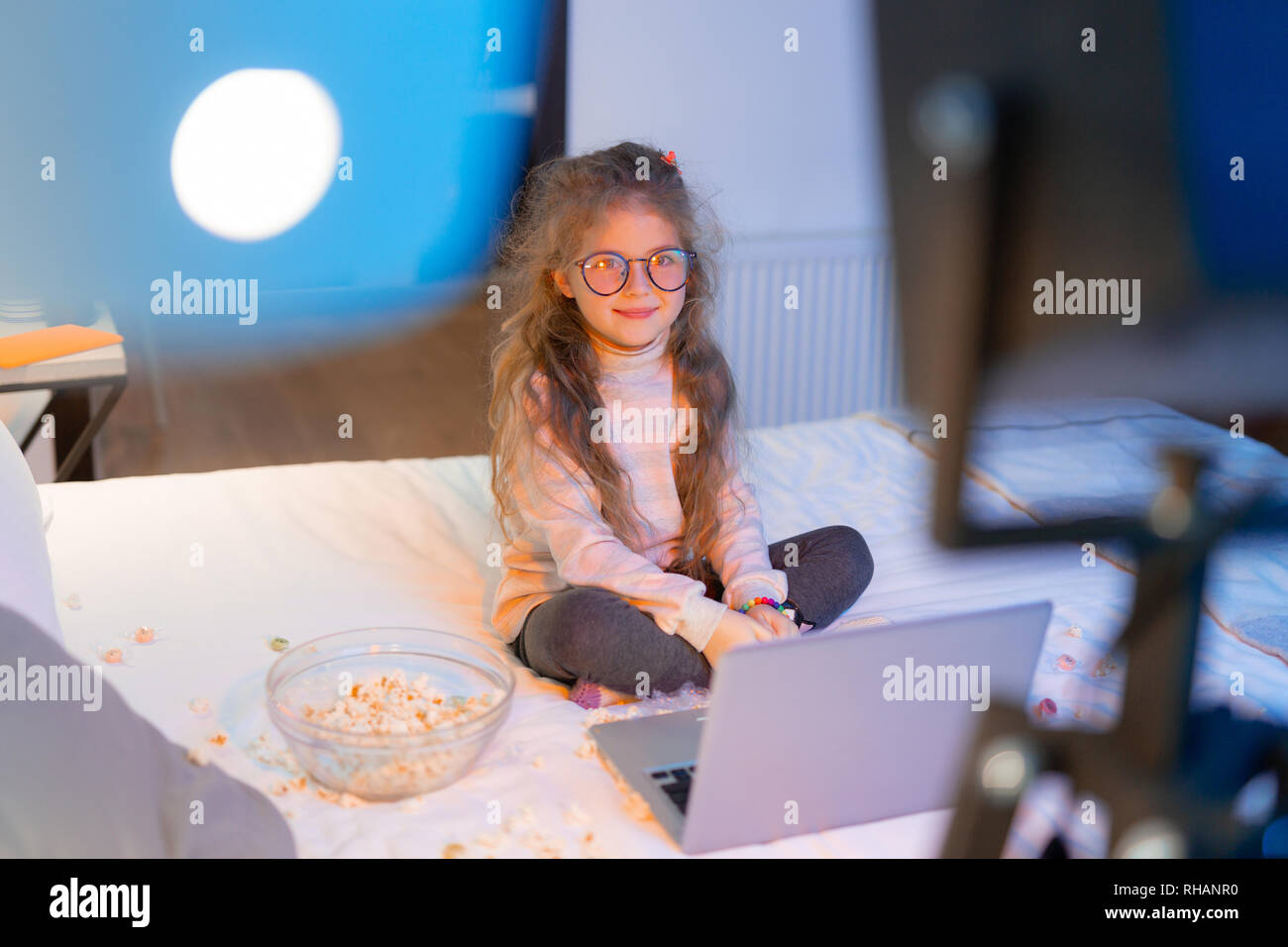 Ziemlich langhaarige Mädchen in großen Brillen suchen entspannt Stockfoto