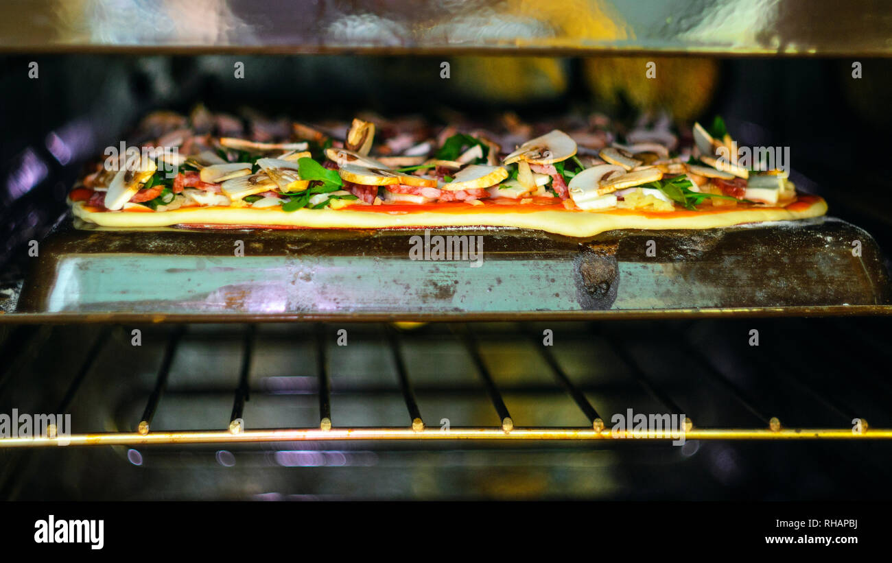 Der Pizza. Italienische Salami Pizza mit Champignons, Rucola, Tomaten ...
