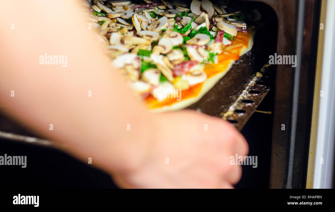 Der Pizza. Italienische Salami Pizza mit Champignons, Rucola, Tomaten ...