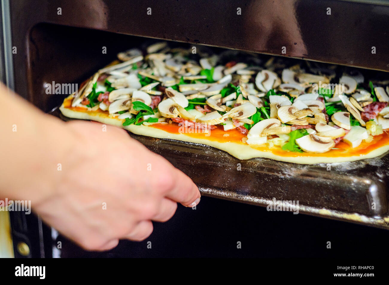 Der Pizza. Italienische Salami Pizza mit Champignons, Rucola, Tomaten ...