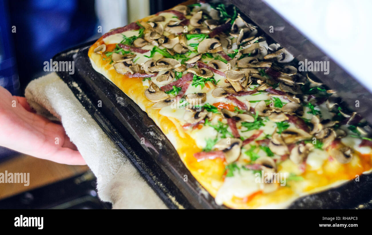 Der Pizza. Italienische Salami Pizza mit Champignons, Rucola, Tomaten ...