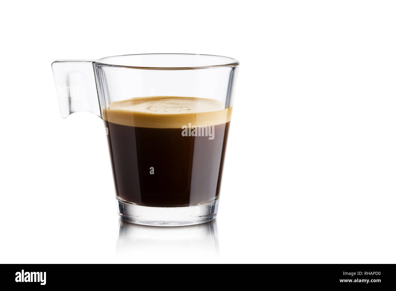 Schwarzen Kaffee im Glas Schale auf weißem Hintergrund Stockfoto
