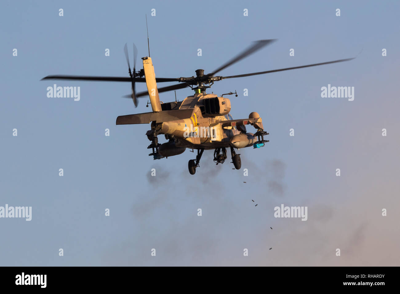 Israelische Luftwaffe AH-64 Apache Kampfhubschrauber firing guns während einer Flugschau in der Nähe von beersheva Hatzerim, Israel Stockfoto