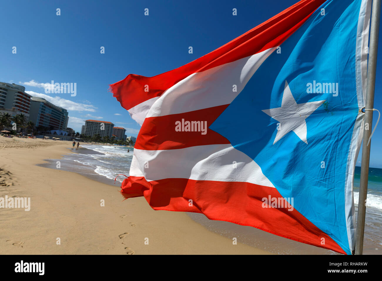 Ein Puerto Rican Flagge am Strand in Condado, San Juan, Puerto Rico Stockfoto