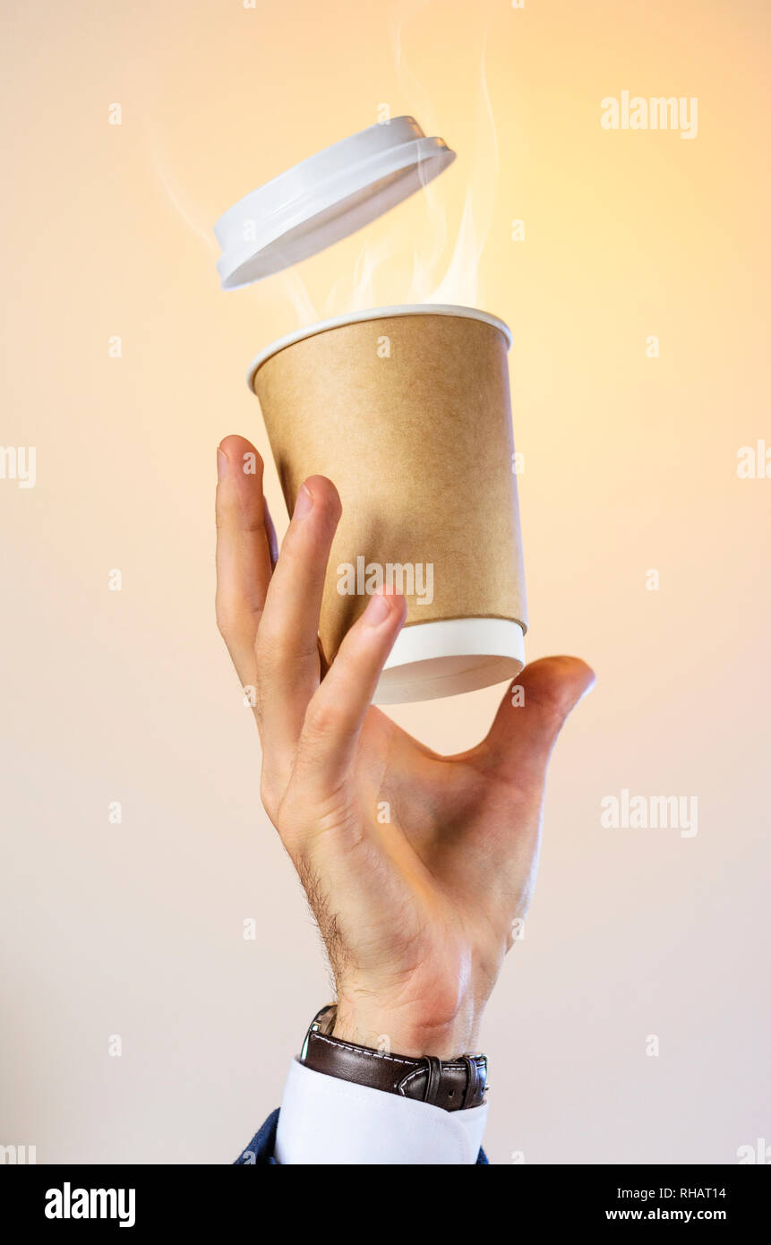 Hand eines Business Mann in einer blauen Jacke, weißes Hemd und eine fliegende Tasse heißen Kaffee mit Dampf aus einem Getränk Fänge. Kaffeepause Werbung co Stockfoto