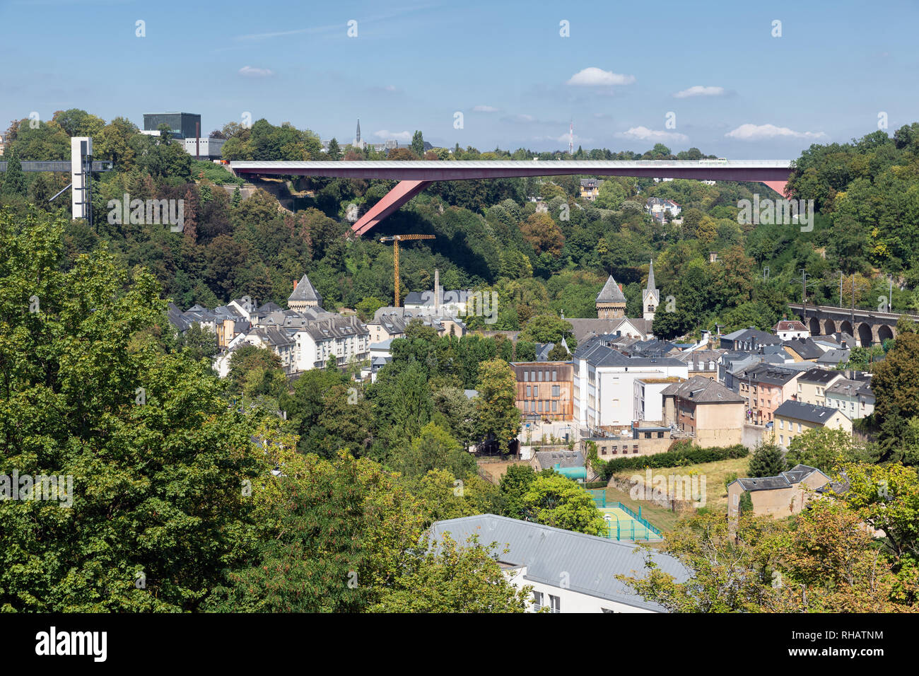 Luxemburg Stadt mit Brücke zwischen alte mittelalterliche Stadt und Kichberg Stockfoto