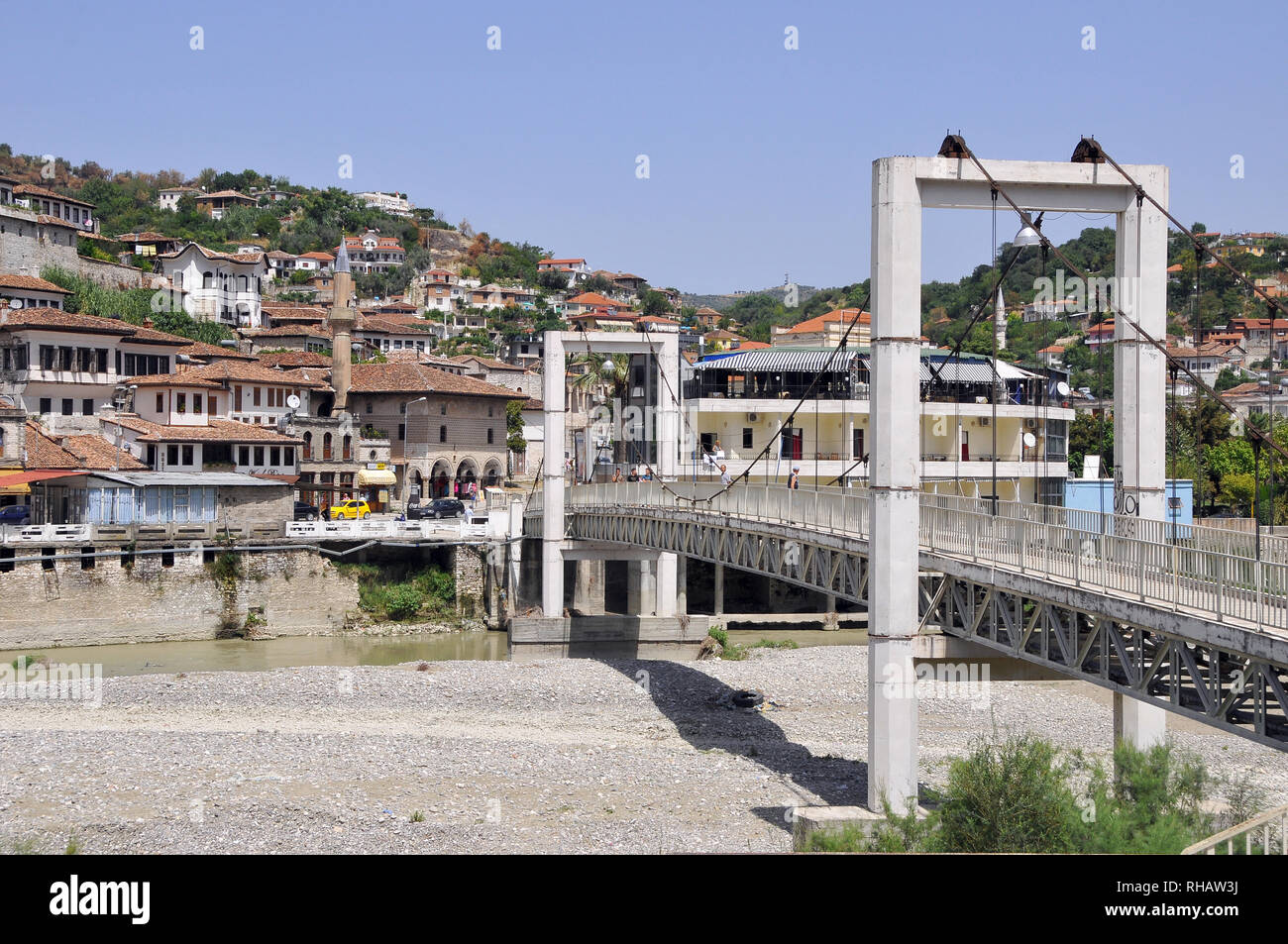 Brücke über den Fluss Osum in der Altstadt von Berat in Albanien (Shqiperia), Europa. UNESCO-Welterbe Stockfoto