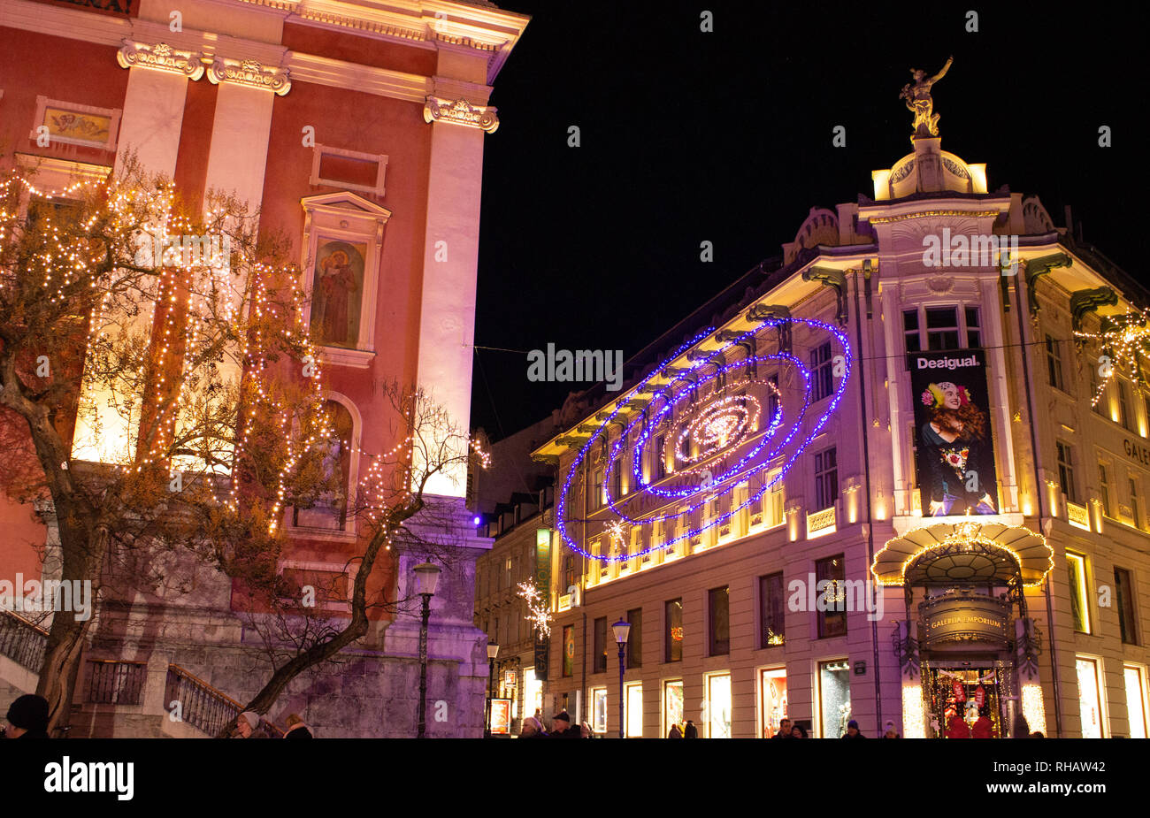 Weihnachtsdekoration außerhalb der Franziskanerkirche in Ljubljana mit Galerija Emporium Stockfoto