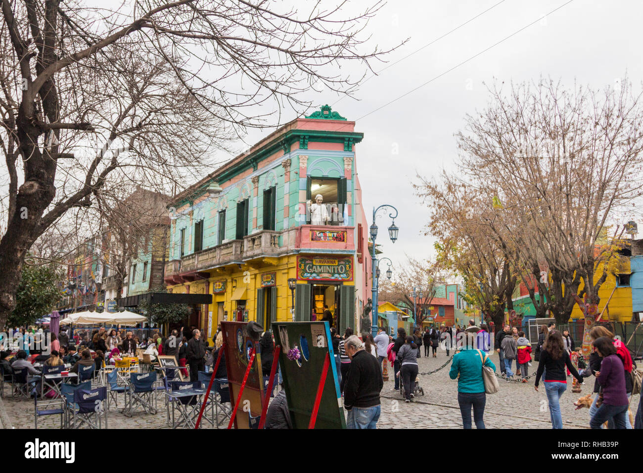 Buenos Aires/Argentinien 22/06/2014. Touristen zu Fuß und beim Erstellen des Snapshots in der berühmten Wahrzeichen im Viertel La Boca, Caminito. Stockfoto