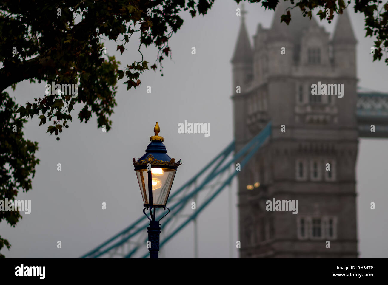 Straßenlaterne gegen die Tower Bridge in tiefe Morgennebel. London, Großbritannien Stockfoto