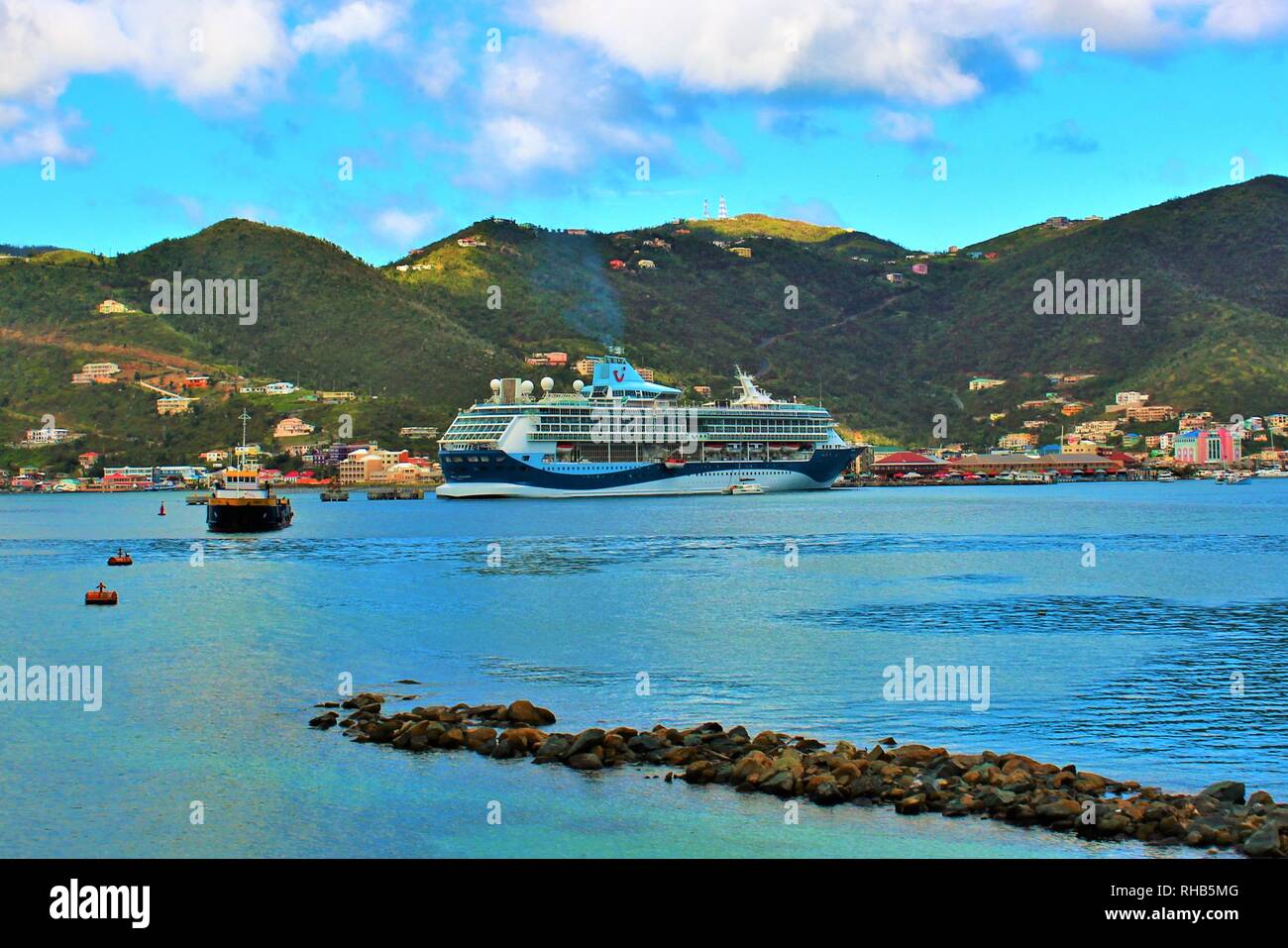 Tortola, British Virgin Islands, Karibik - 28 Februar 2018: Die marella Entdeckung TUI Kreuzfahrtschiff im Hafen von Road Town, Tortola angedockt. Stockfoto
