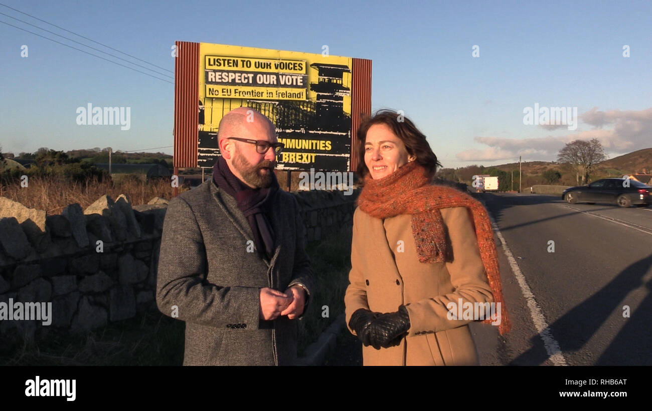 Die deutsche Justizministerin Katarina Gerste mit dem Senator Ged Nash, die in der Grenzregion in Nord Co Louth, Irland. Stockfoto