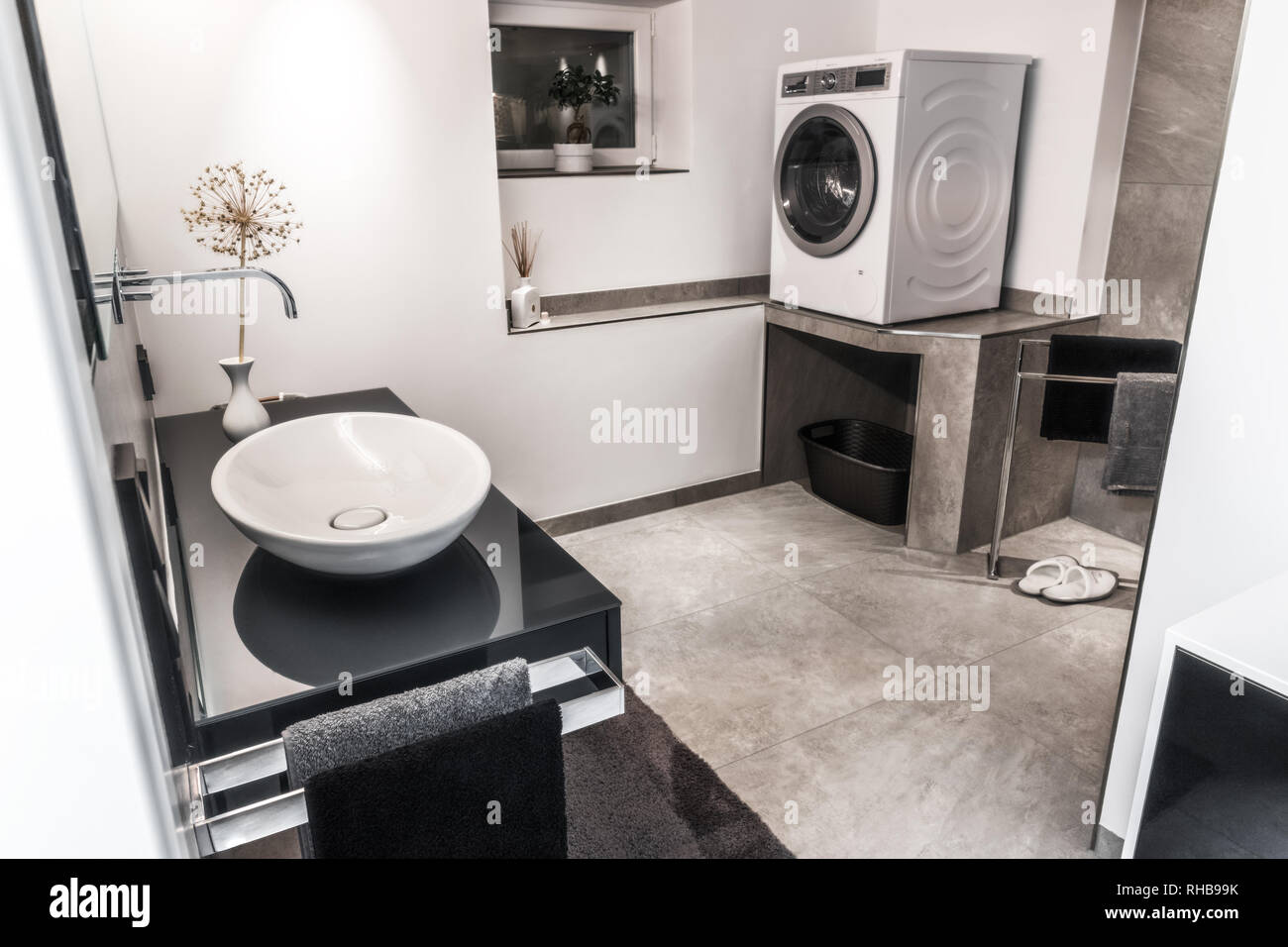 Moderner Luxus Badezimmer Einrichtung offen, hell und sauber. Stockfoto