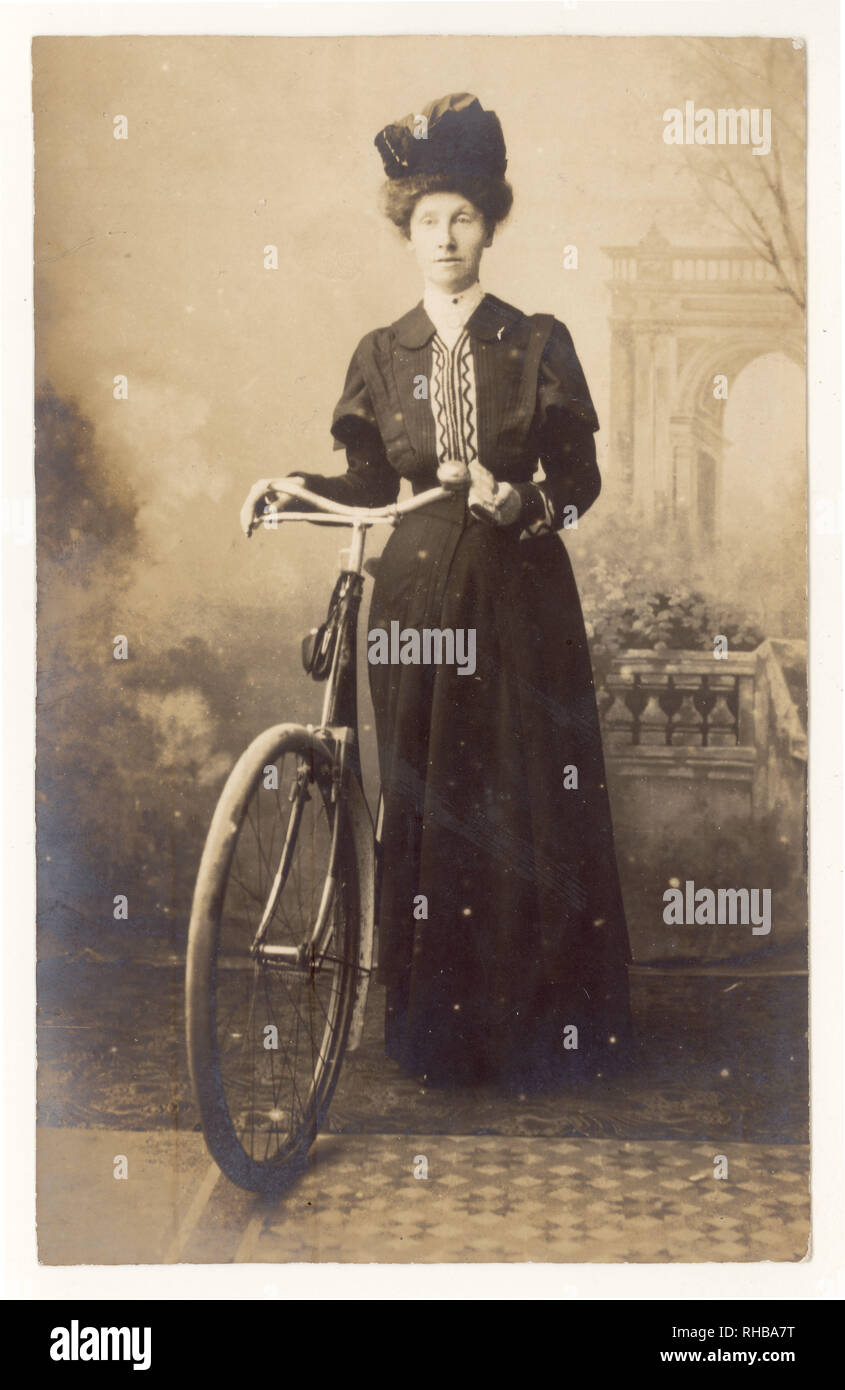 Original Vintage Cycling Edwardian Studio Portrait einer Frau mit Fahrrad, ca. 1910, Großbritannien Stockfoto