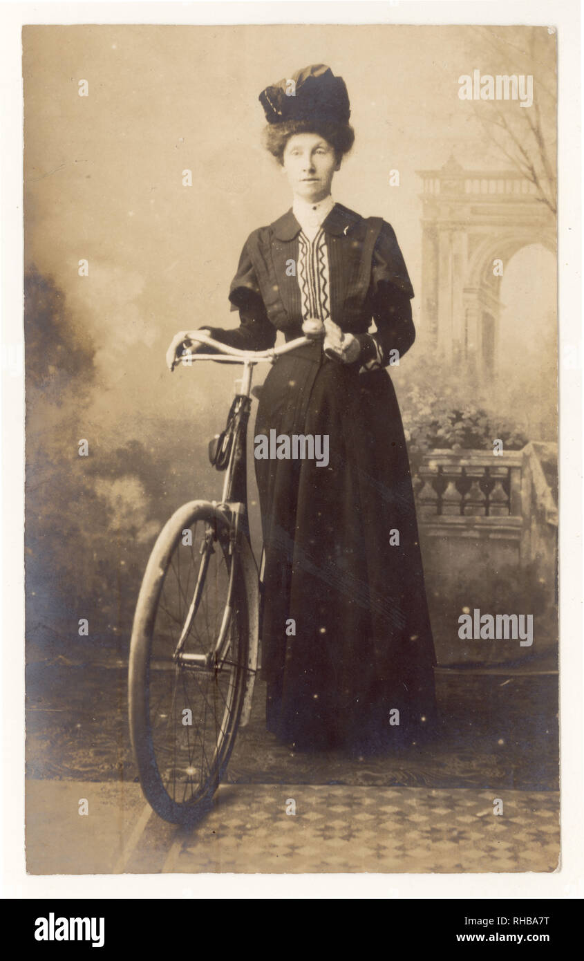 Original Vintage Cycling Edwardian Studio Porträt einer Frau, die Fahrrad hält, Edwardian Lady. Edwardianerin. Circa 1910, Großbritannien Stockfoto