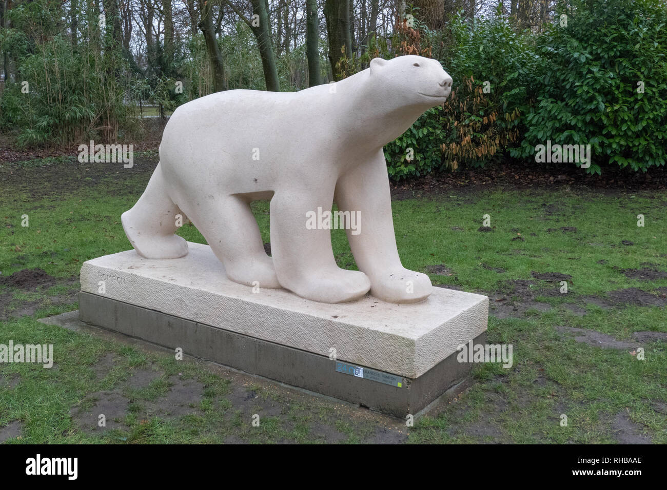 Skulptur Der icebear (de ijsbeer) 1920 - 1922 von Francois Pompon im Park Middelheim museum in Antwerpen, Belgien Stockfoto