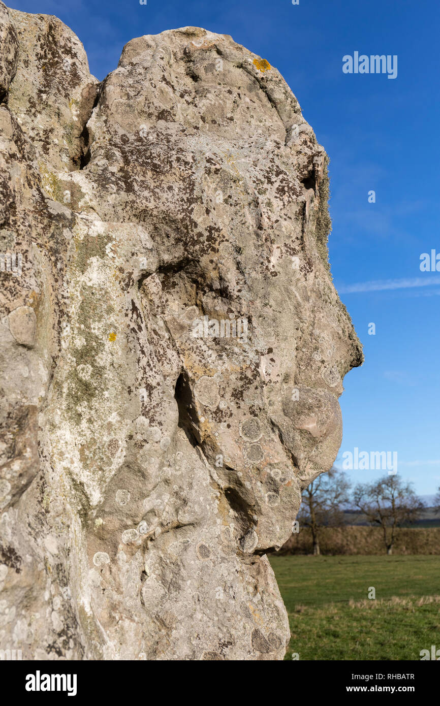 Nahaufnahme von einem Gesicht geformt Standing Stone bei Avebury Stockfoto
