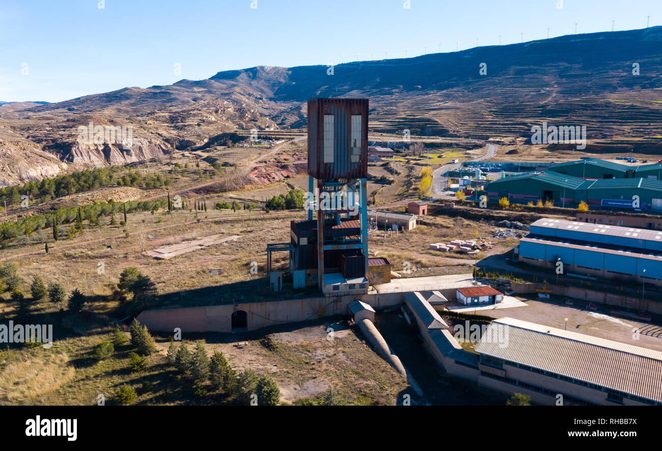 Bergbau Interpretation Centre Pozo del Pilar. Luftaufnahme der Turm mit vertikalen Extraktion auf dem Territorium der alten Grube, Escucha, Spanien Stockfoto