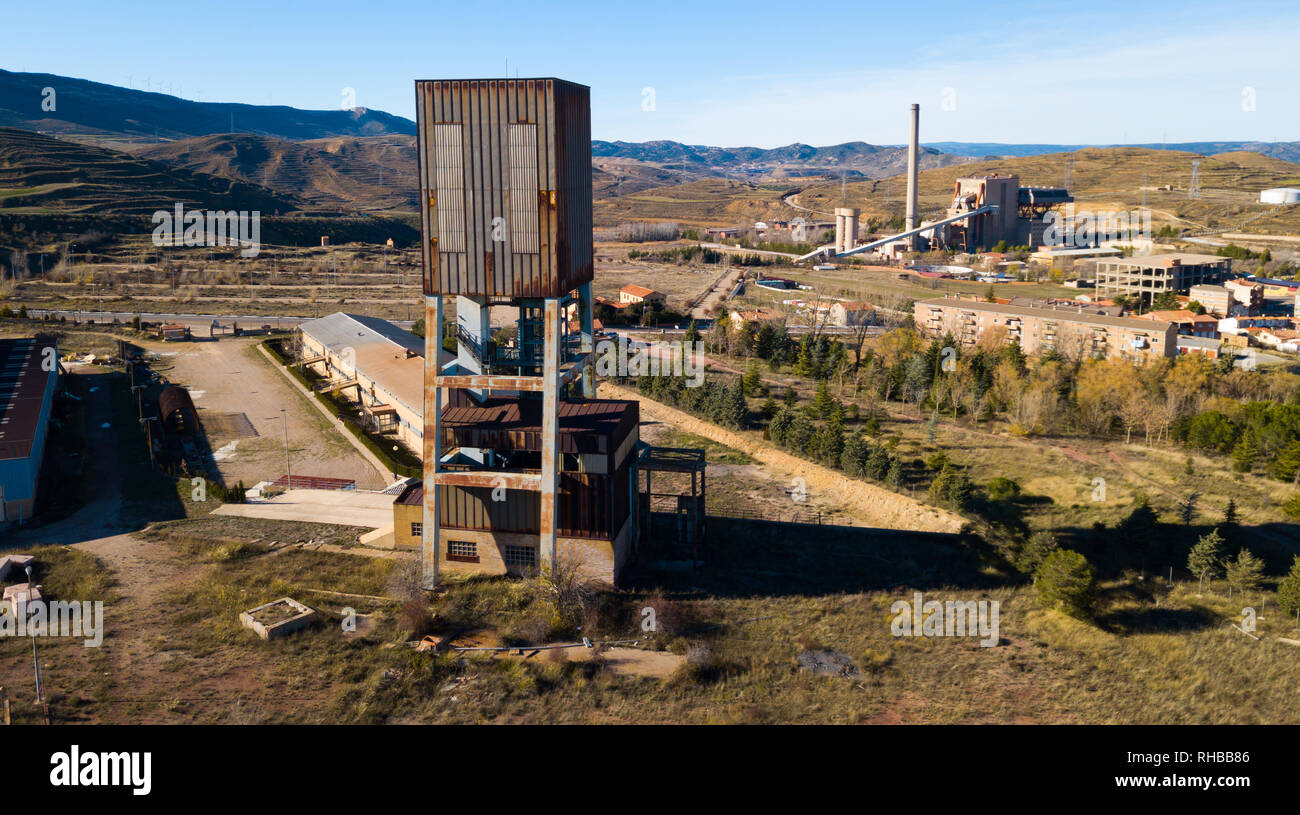 Bergbau Interpretation Centre Pozo del Pilar. Luftaufnahme der Turm mit vertikalen Extraktion auf dem Territorium der alten Grube, Escucha, Spanien Stockfoto