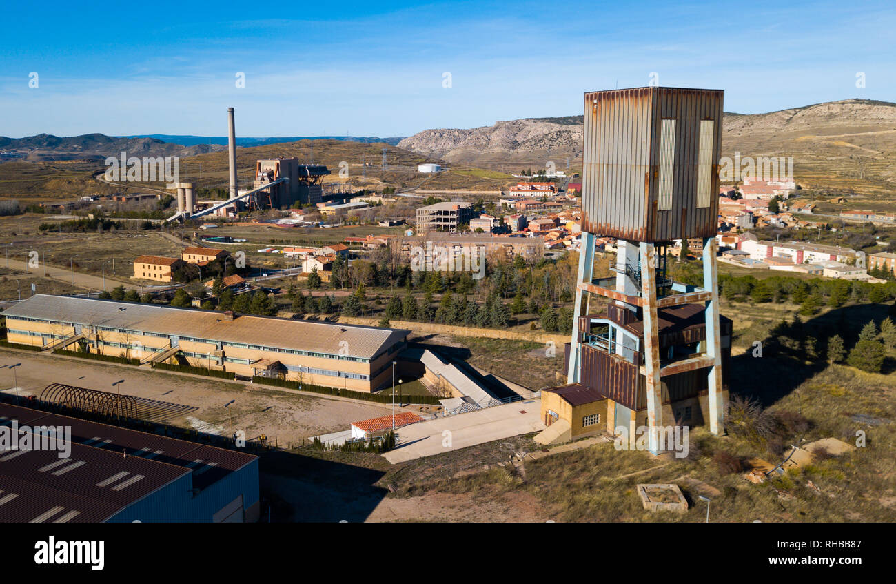 Bergbau Interpretation Centre Pozo del Pilar. Luftaufnahme der Turm mit vertikalen Extraktion auf dem Territorium der alten Grube, Escucha, Spanien Stockfoto
