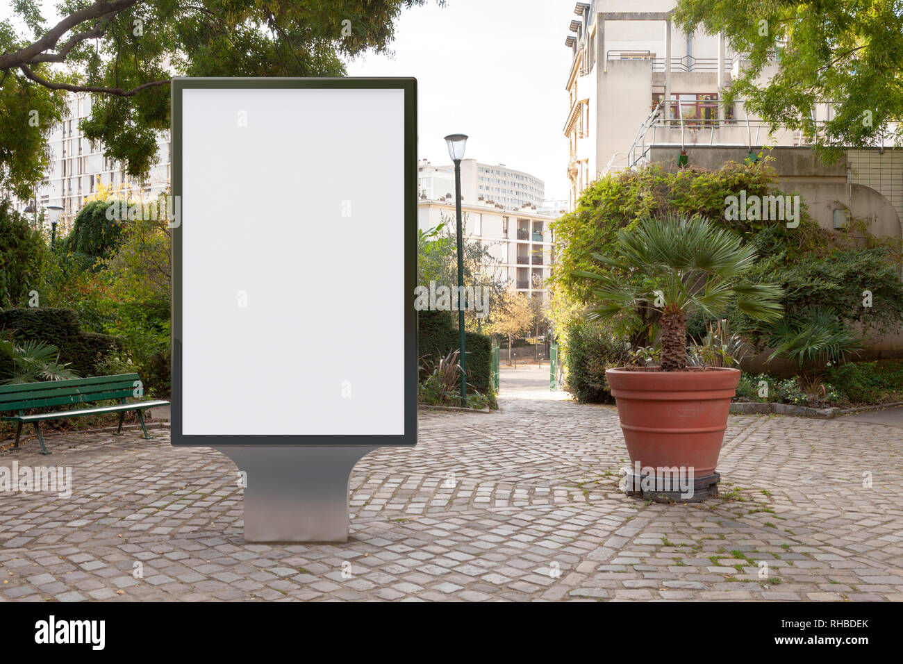 Leerer Plakatstand im Park. Stockfoto