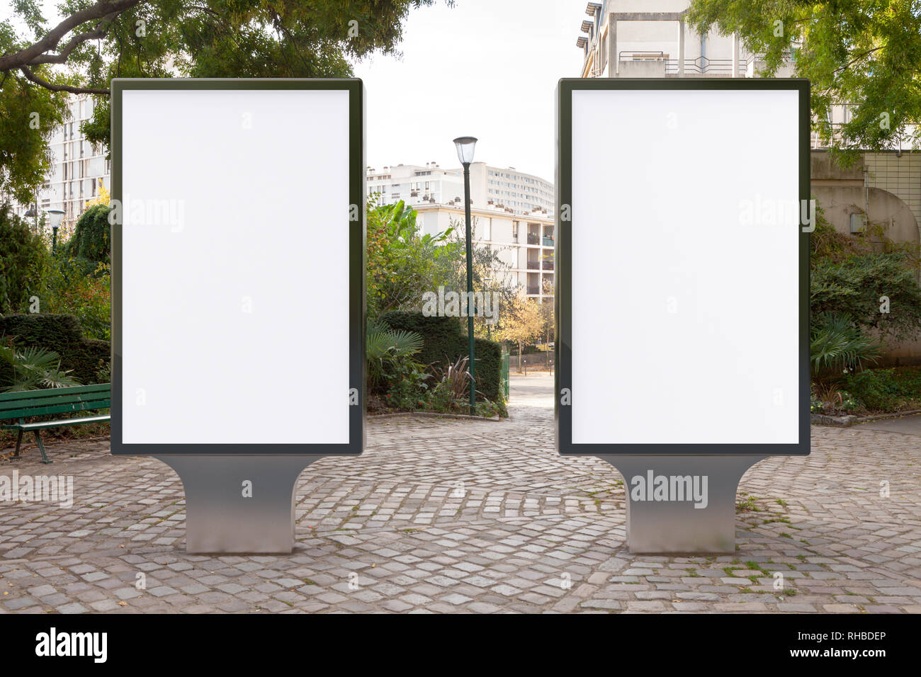 Leerer Plakatstand im Park. Stockfoto