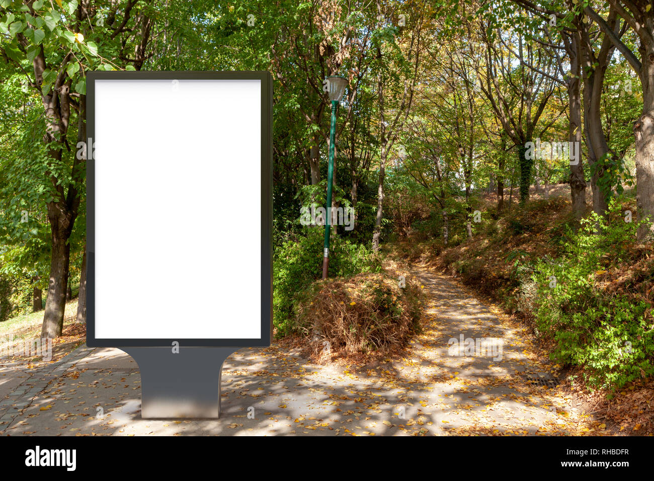 Leerer Plakatstand im Park. Stockfoto