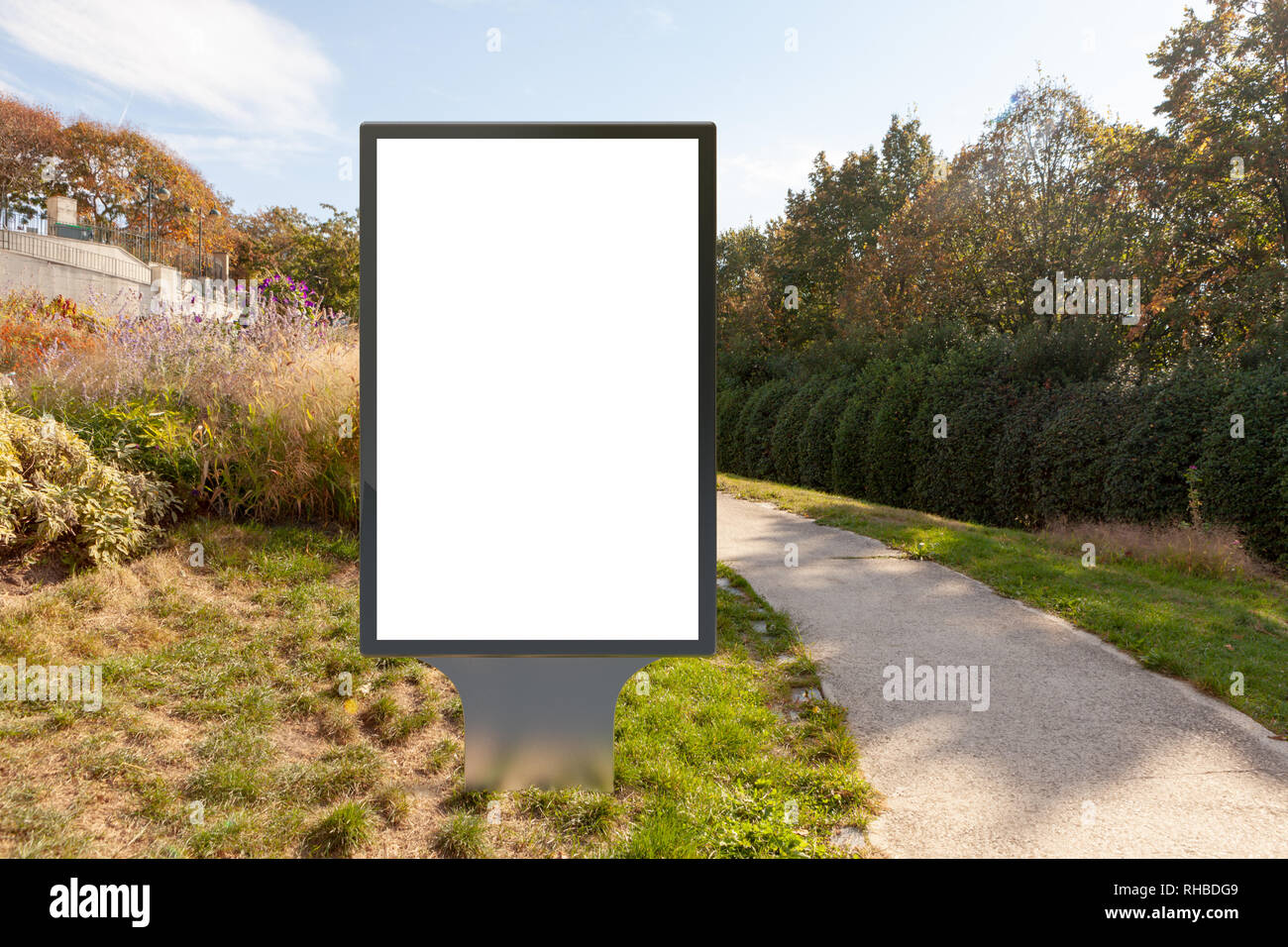 Leerer Plakatstand im Park. Stockfoto