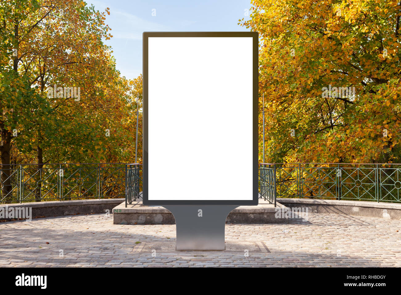 Leerer Plakatstand im Park. Stockfoto