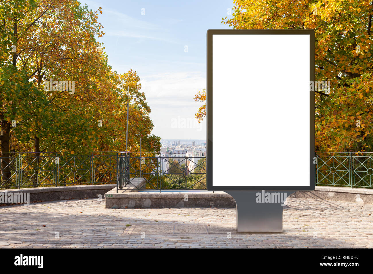 Leerer Plakatstand im Park. Stockfoto