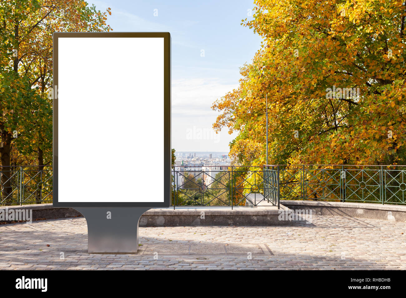 Leerer Plakatstand im Park. Stockfoto