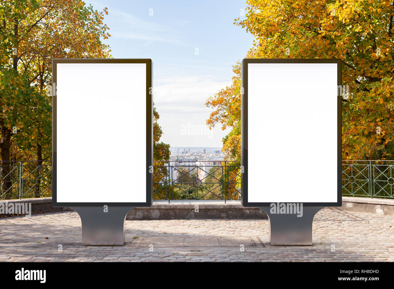 Leerer Plakatstand im Park. Stockfoto