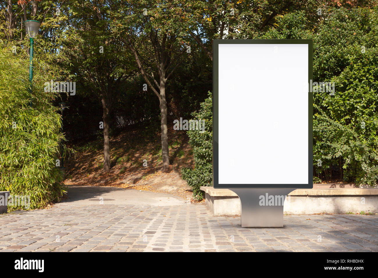 Leerer Plakatstand im Park. Stockfoto