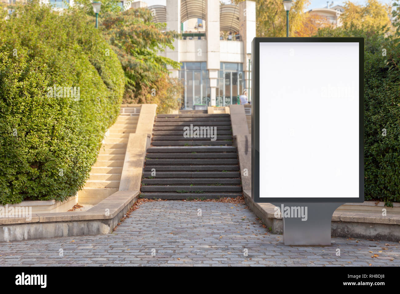 Leerer Plakatstand im Park. Stockfoto