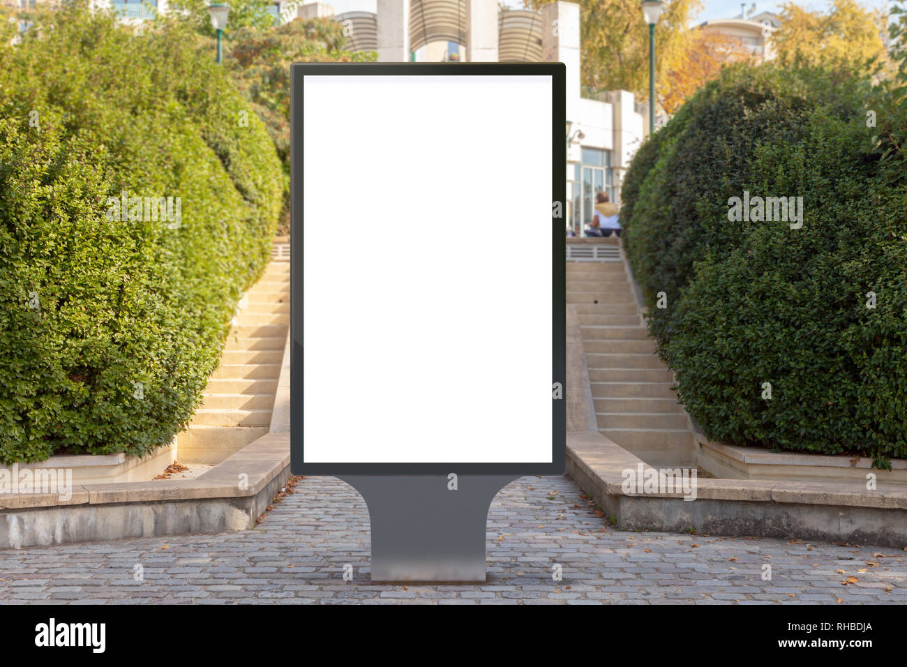 Leerer Plakatstand im Park. Stockfoto