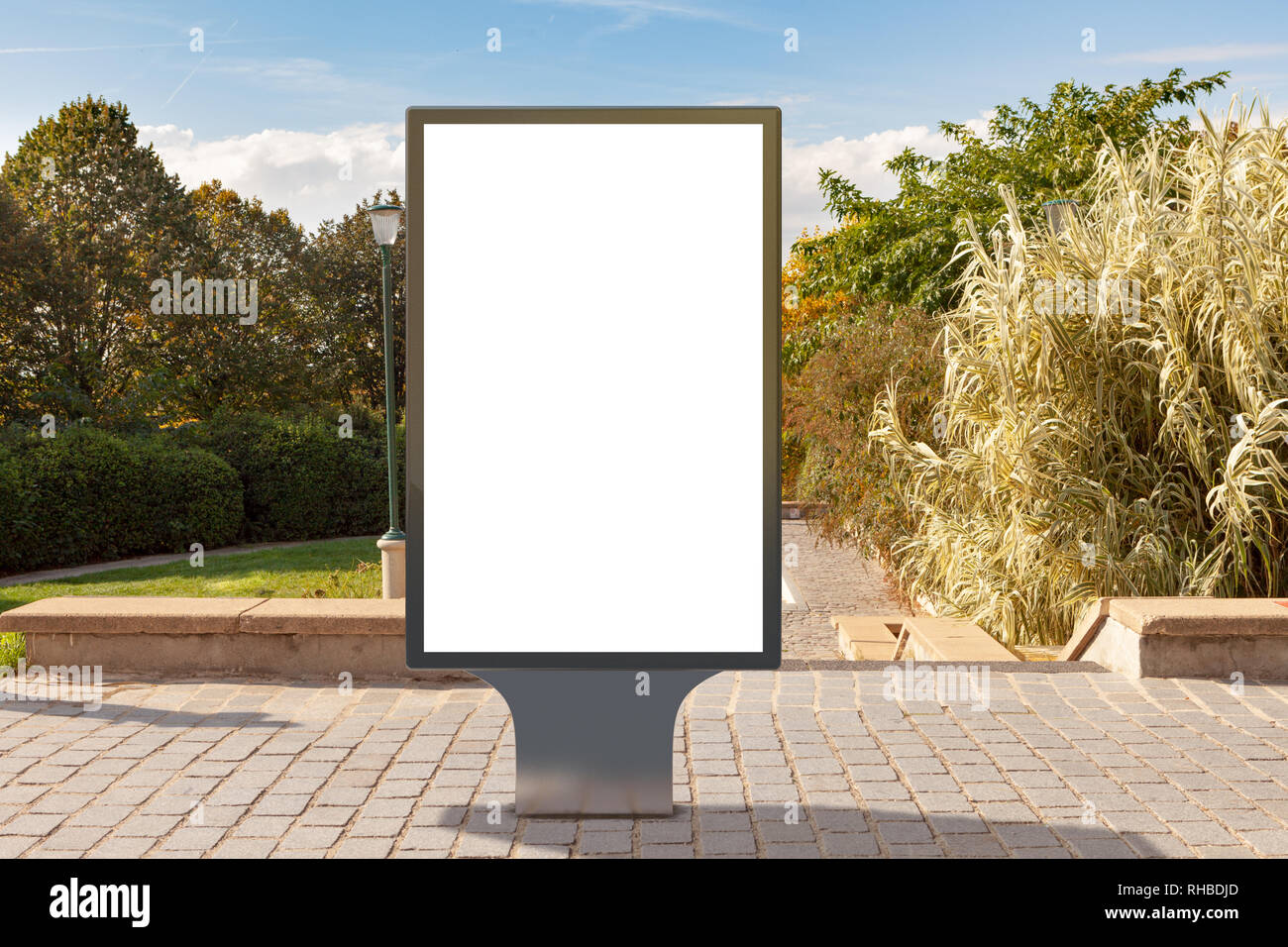 Leerer Plakatstand im Park. Stockfoto