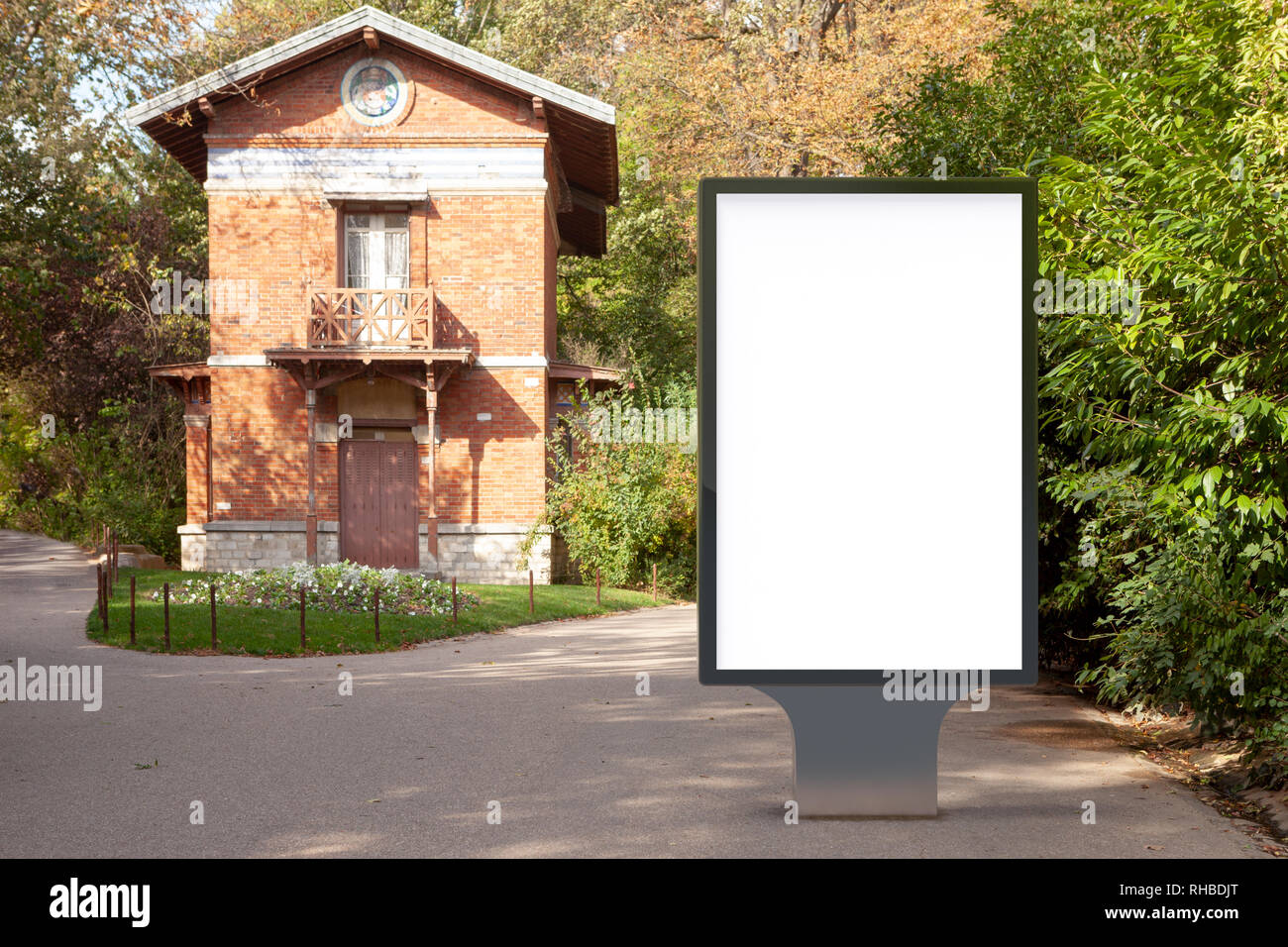 Leerer Plakatstand im Park. Stockfoto