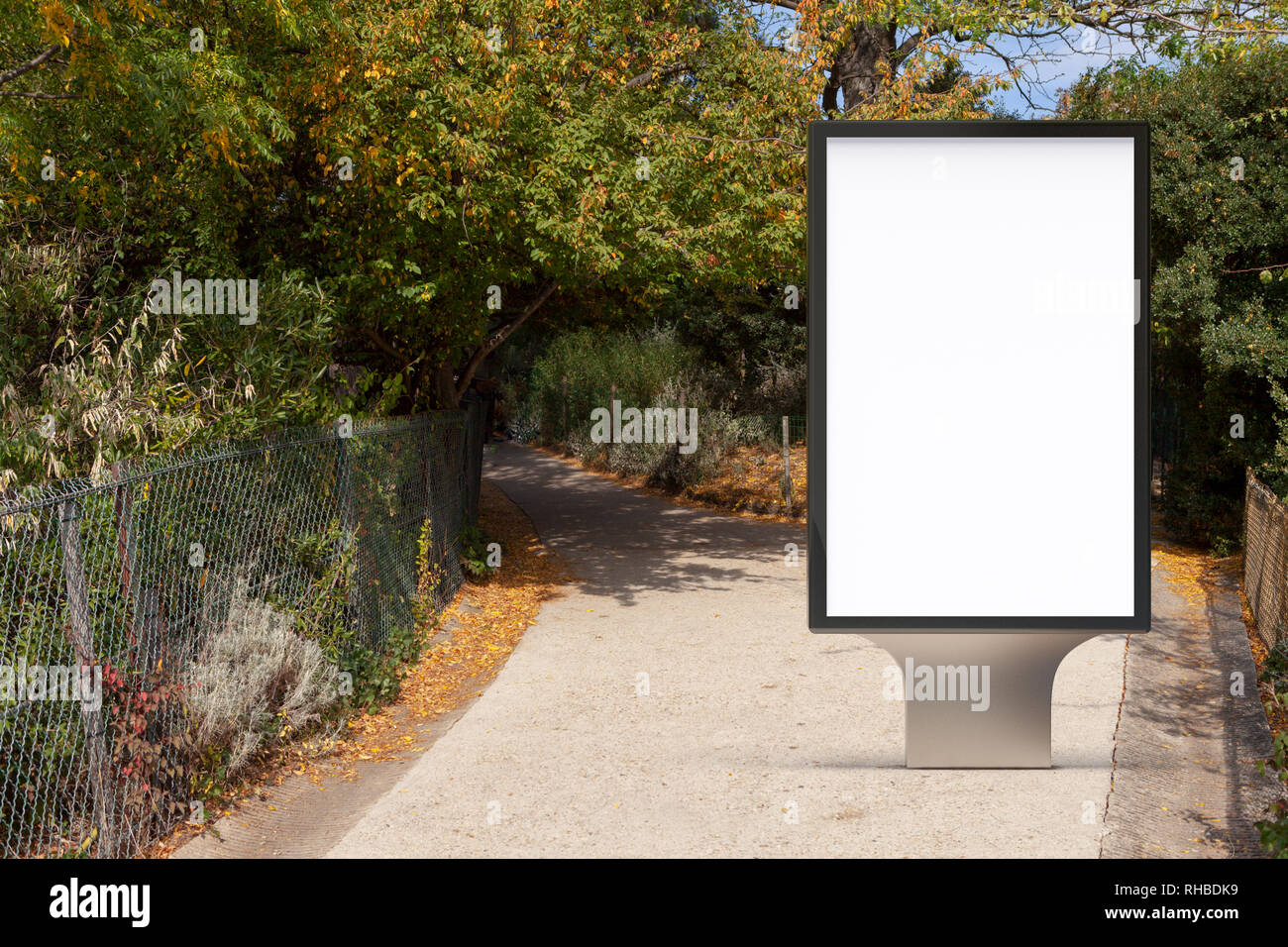 Leerer Plakatstand im Park. Stockfoto