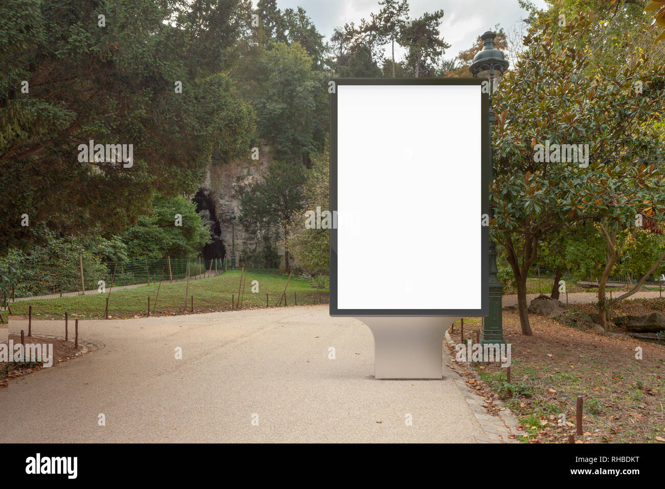 Leerer Plakatstand im Park. Stockfoto