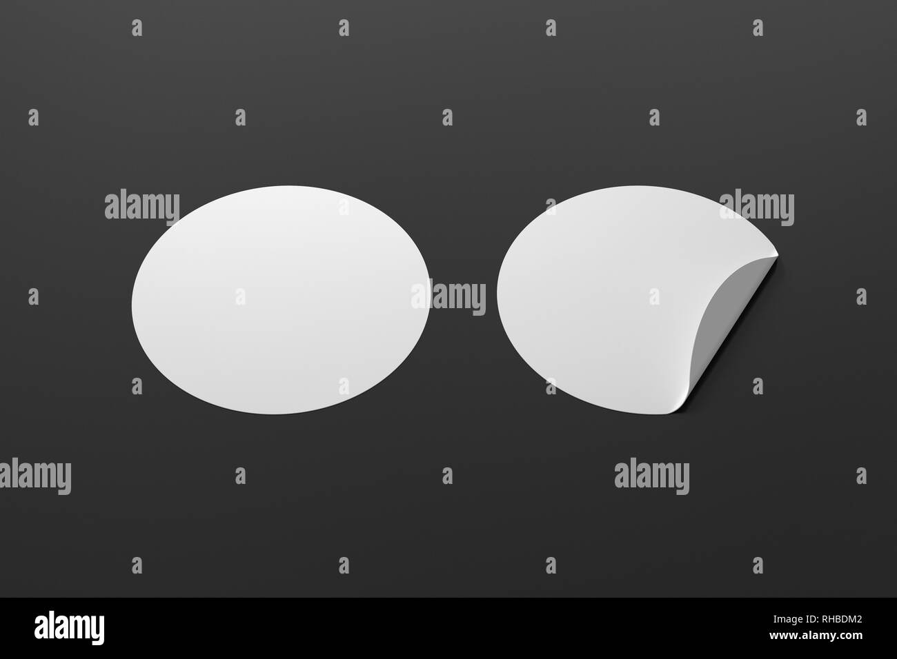 Leere weiße runde Aufkleber, gerade gerichtet und mit gefalteter Ecke auf schwarzem Hintergrund. Mit Beschneidungspfad um Aufkleber. Stockfoto