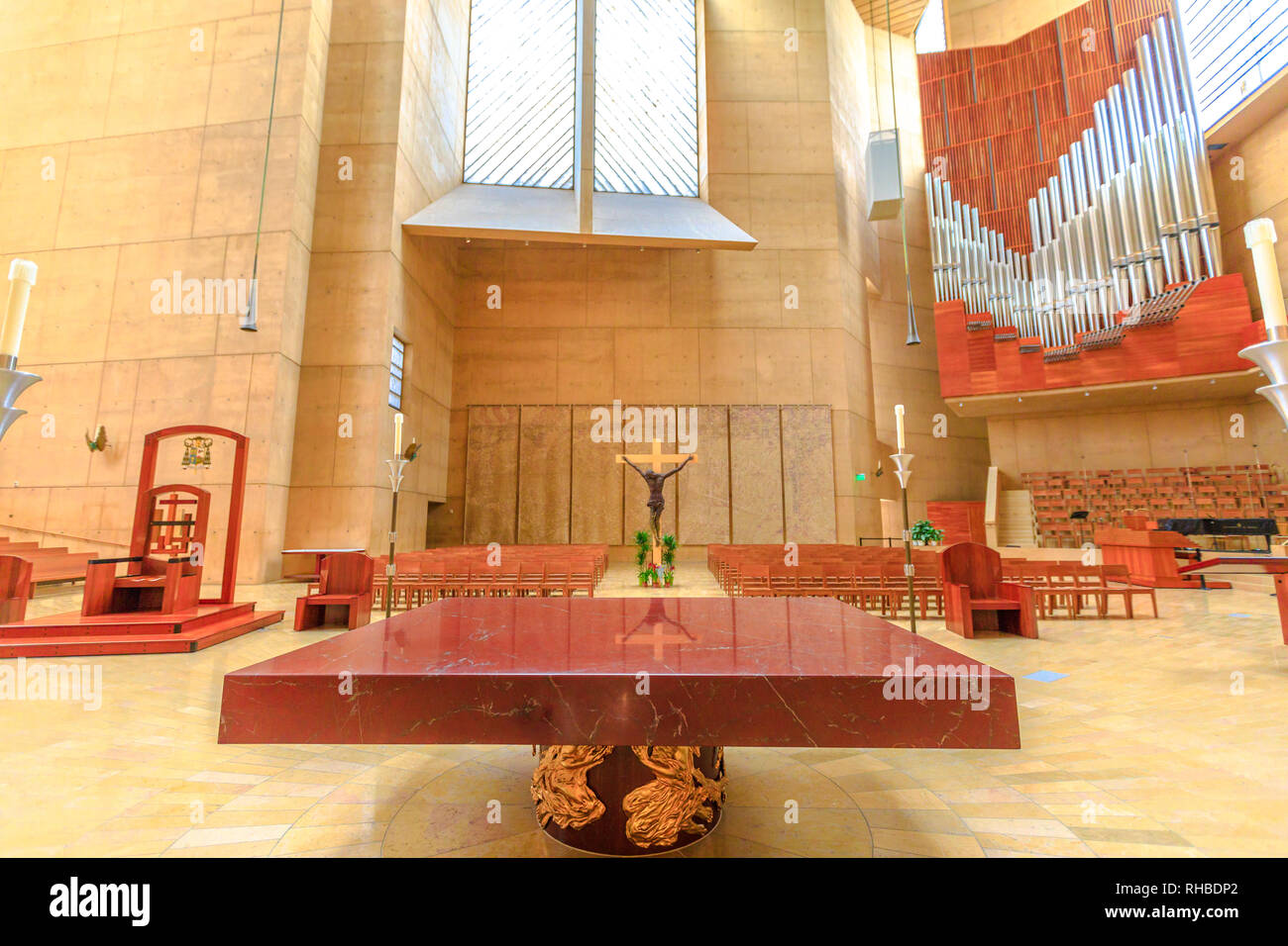Los Angeles, Kalifornien, Vereinigte Staaten - 9. August 2018: Altar mit Kreuz und die Orgel in der Kathedrale Unserer Lieben Frau von den Engeln auf der Temple Street, LA des Stockfoto