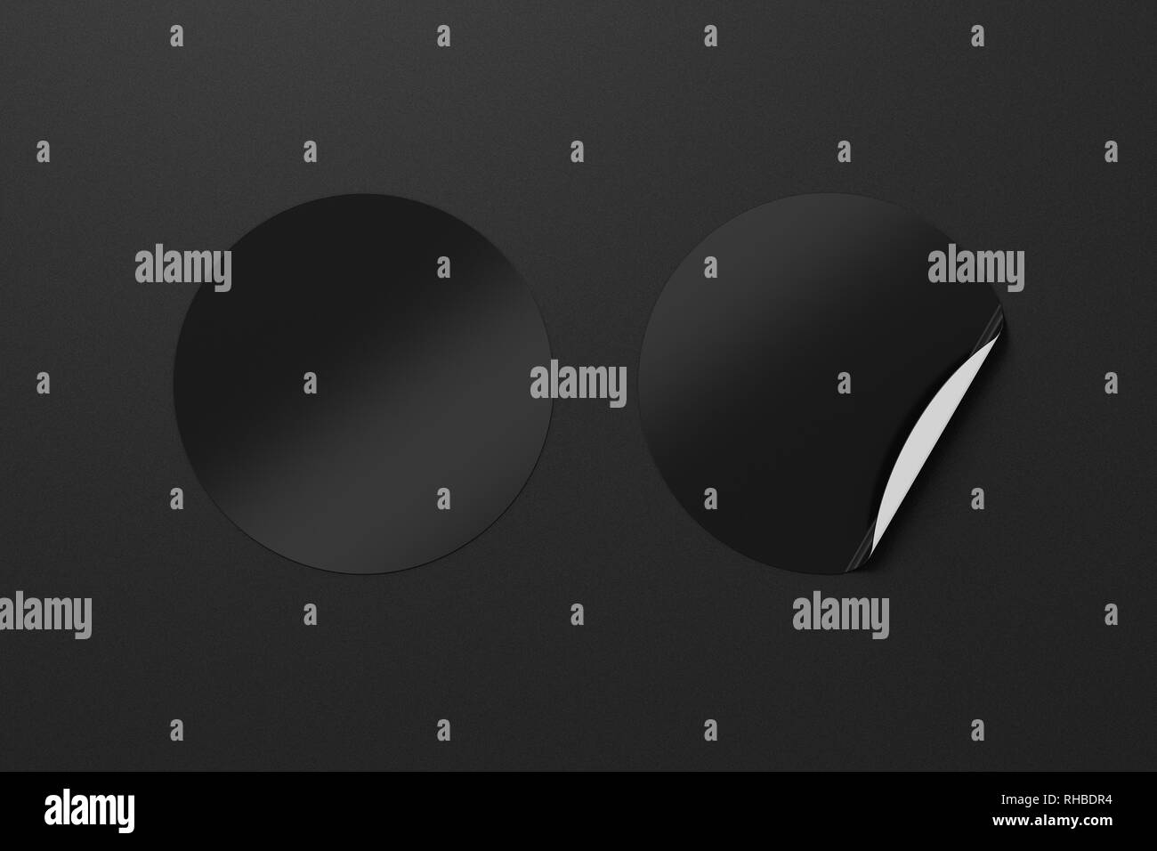 Leere schwarze runde Aufkleber, gerade gerichtet und mit gefalteter Ecke auf schwarzem Hintergrund. Mit Beschneidungspfad um Aufkleber. Stockfoto